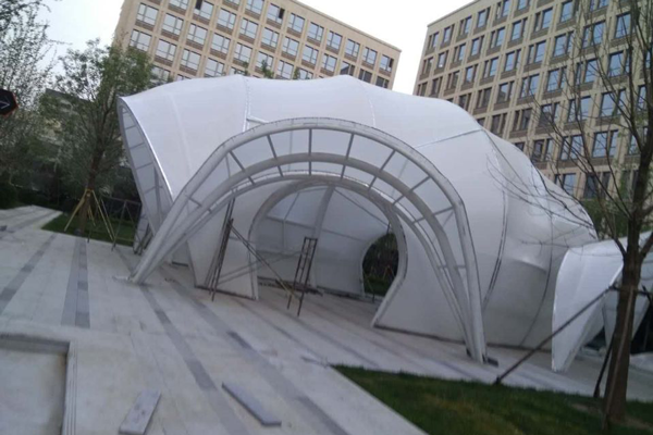 不同搭建方式的長(zhǎng)春張拉膜：多樣風(fēng)格與功能解析